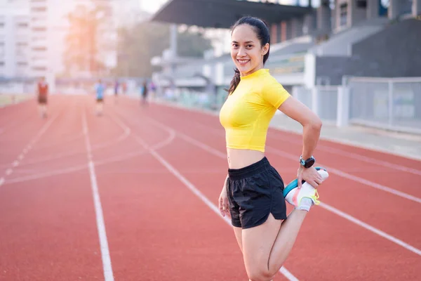생활을 도심지의 야외에서 운동을 스포츠 복장을 아름다운 아시아의한 여성이다 기사보기 — 스톡 사진
