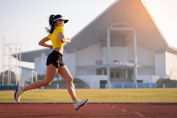 Een Jonge Aziatische Atleet Hardloper Joggen Hardloopbaan Stad Stadion Zonnige Rechtenvrije Stockfoto's