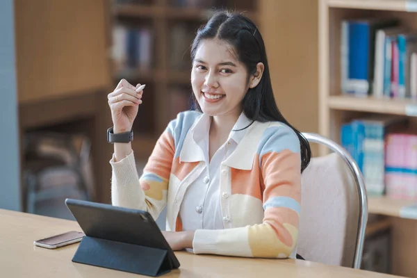 Young Woman Asian College Student Student Uniform Studying Online Reading — ストック写真