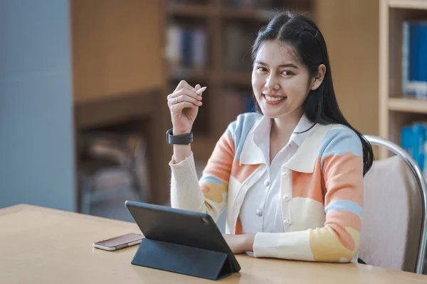 Young Woman Asian College Student Student Uniform Studying Online Reading — ストック写真