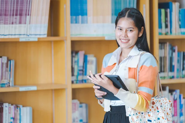 Egy Fiatal Boldog Ázsiai Egyetemista Diák Diák Egyenruhában Tanul Online — Stock Fotó