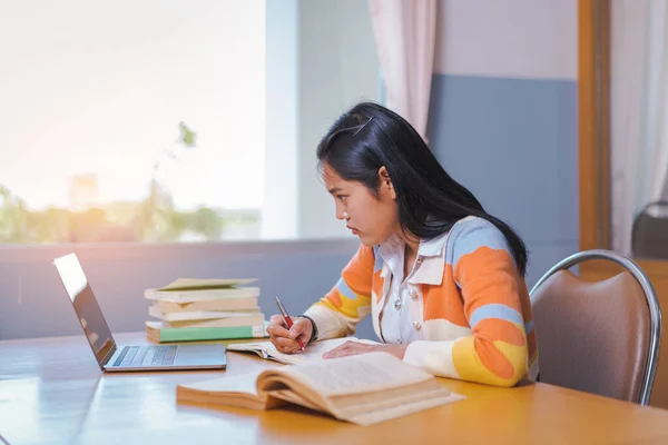Напружена Азійська Студентка Яка Вчиться Онлайн Читає Книжку Користується Цифровим — стокове фото
