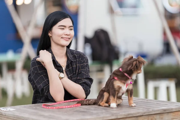 Retrato Una Hermosa Chica Jugando Con Adorable Cachorro Aire Libre —  Fotos de Stock