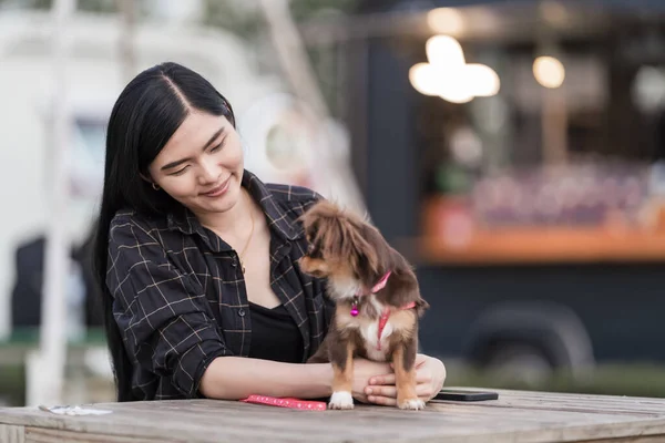 Portrait Beautiful Girl Playing Her Lovely Puppy Outdoor Public Park — 스톡 사진