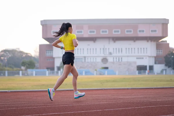 아시아의 선수는 건강과 생활을 유지하기 아침에 경기장에서 트랙에서 조깅을 여성이 — 스톡 사진