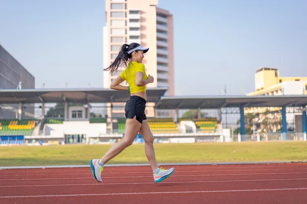 아시아의 선수는 건강과 생활을 유지하기 아침에 경기장에서 트랙에서 조깅을 여성이 — 스톡 사진