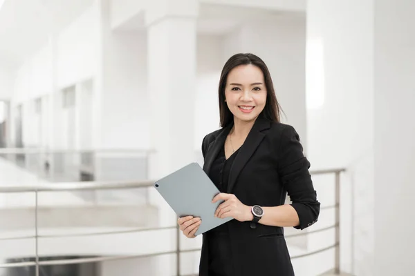 Foto Retrato Una Confiada Empresaria Asiática Alegre Profesional Traje Negocios —  Fotos de Stock