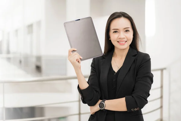 Foto Retrato Una Confiada Empresaria Asiática Alegre Profesional Traje Negocios —  Fotos de Stock