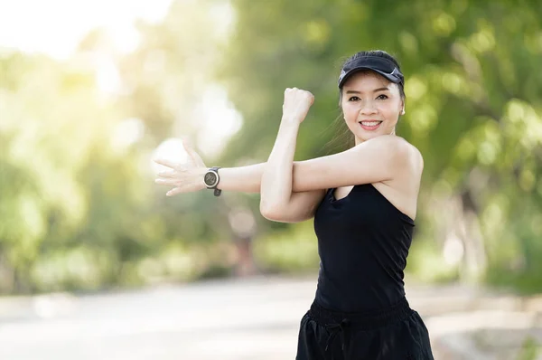 Glad Asiatisk Kvinnlig Löpare Sportkläder Gör Stretching Innan Jogging Motion — Stockfoto