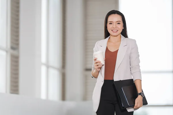 Una Exitosa Empresaria Asiática Feliz Sosteniendo Una Taza Café Para — Foto de Stock