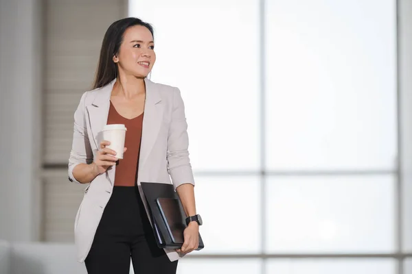 Una Exitosa Empresaria Asiática Feliz Sosteniendo Una Taza Café Para — Foto de Stock