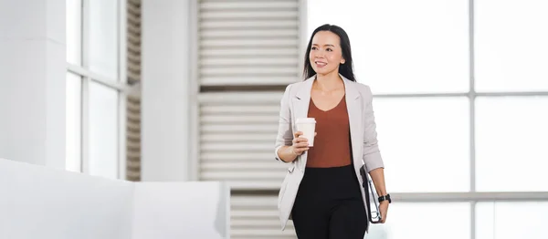 Een Gelukkige Succesvolle Aziatische Zakenvrouw Houdt Een Afhaalkoffie Beker Document — Stockfoto