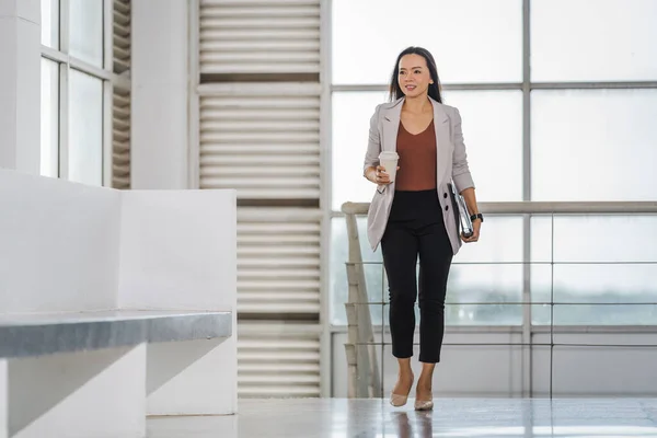 Een Gelukkige Succesvolle Aziatische Zakenvrouw Houdt Een Afhaalkoffie Beker Document — Stockfoto