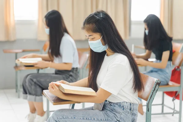 Ασιάτες Φοιτητές Πίσω Στο Σχολείο Φορούν Προστατευτική Μάσκα Προσώπου Και — Φωτογραφία Αρχείου