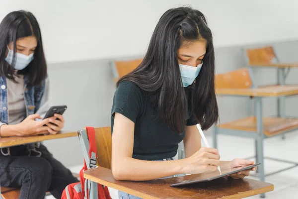 Ασιάτες Φοιτητές Πίσω Στο Σχολείο Φορούν Προστατευτική Μάσκα Προσώπου Και — Φωτογραφία Αρχείου