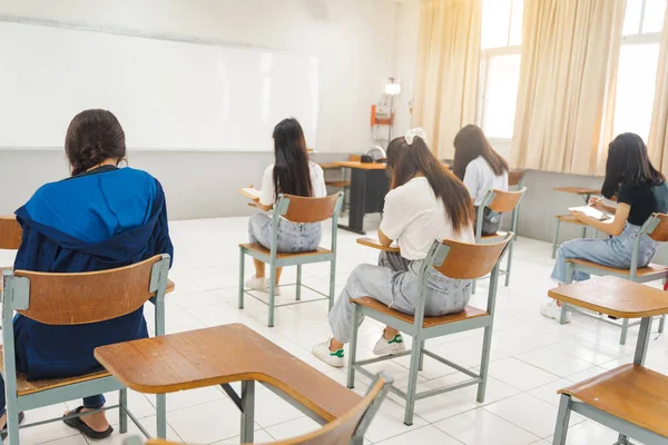 Aziatische Studenten Terug Naar School Dragen Beschermende Gezichtsmasker Houden Sociale Rechtenvrije Stockafbeeldingen