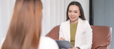 Asyalı profesyonel psikolog, psikoterapi seansı ya da danışman sağlığı danışmanlığı danışmanlığı yapıyor. Psikoloji ve zihinsel terapi kavramı