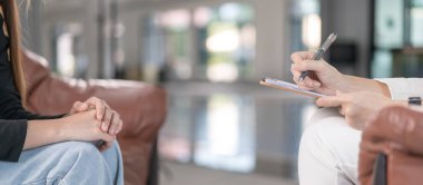 Ruh sağlığı sorunu olan Asyalı genç bir kadın danışmanlık ve zihinsel terapi için psikologla görüşüyor. Psikoloji ve zihinsel terapi kavramı