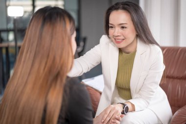 Ruh sağlığı sorunu olan Asyalı genç bir kadın danışmanlık ve zihinsel terapi için psikologla görüşüyor. Psikoloji ve zihinsel terapi kavramı