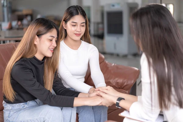 Mujer Asiática Joven Con Problemas Salud Mental Reunirse Con Psicólogo — Foto de Stock