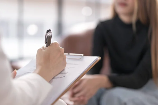 Jonge Aziatische Vrouw Met Geestelijke Gezondheidsproblemen Ontmoeten Psycholoog Raadplegen Geestelijke Rechtenvrije Stockfoto's