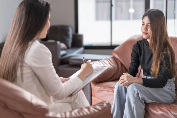 Jonge Aziatische Vrouw Met Geestelijke Gezondheidsproblemen Ontmoeten Psycholoog Raadplegen Geestelijke Rechtenvrije Stockfoto's