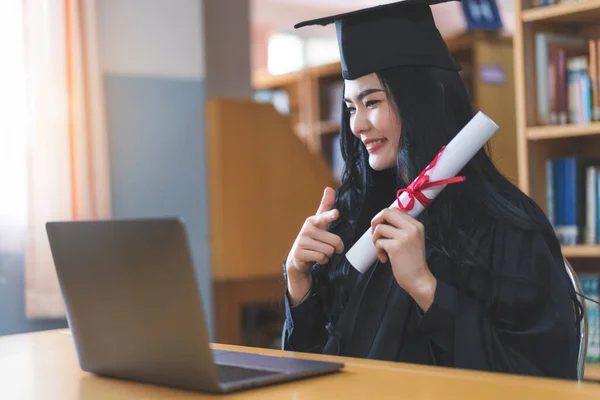 University Graduate Graduation Gown Mortarboard Celebrates Virtual Graduation Ceremony Happy — Stock Photo, Image