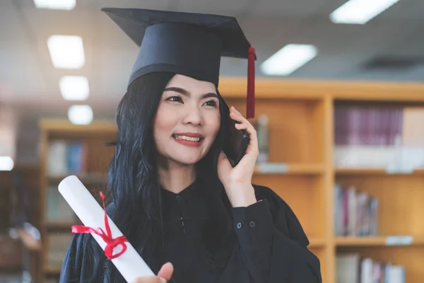University Graduate Graduation Gown Mortarboard Celebrates Virtual Graduation Ceremony Happy — Stock Photo, Image