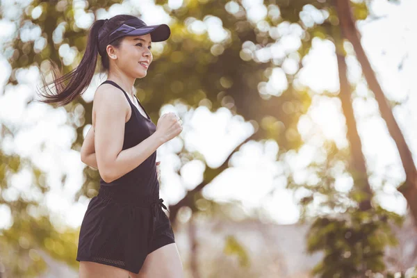 Feliz Sonriente Mujer Asiática Adulta Corriendo Aire Libre Parque Ciudad —  Fotos de Stock