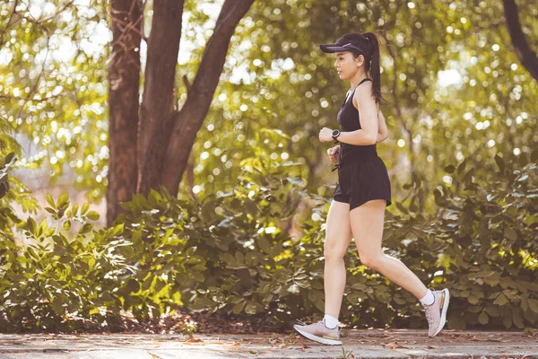 화창하고 아름다운 여름날 공원의 옥외에서 조깅하는 아시아 여자가 미소짓는 즐거운 — 스톡 사진