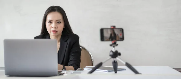 Dospělé Asijské Vysokoškolské Učitelka Výuky Line Prostřednictvím Videokonference Setkání Studenty — Stock fotografie