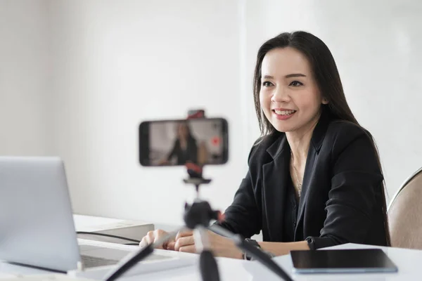Volwassen Aziatische Vrouwelijke College Leraar Die Online Lesgeeft Videoconferentie Vergadering — Stockfoto