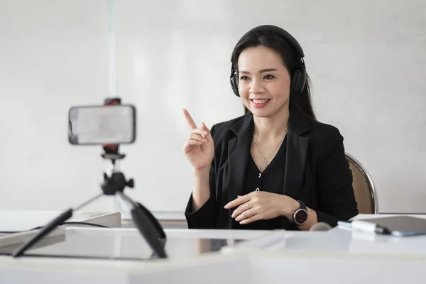 Felnőtt Ázsiai Női Főiskolai Tanár Tanít Online Keresztül Videokonferencia Találkozó — Stock Fotó
