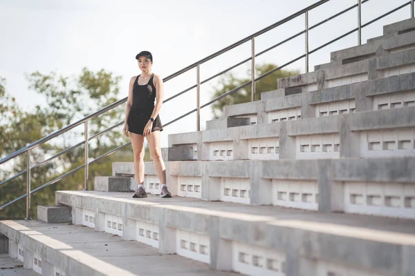 튼튼하게 경기장의 콘크리트 계단을 오르고 아시아 — 스톡 사진