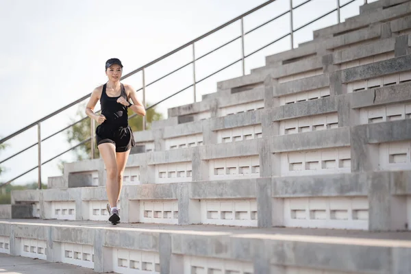 Здорова Жінка Азії Біжить Бетонних Сходах Міському Стадіоні Щоб Зміцнити — стокове фото