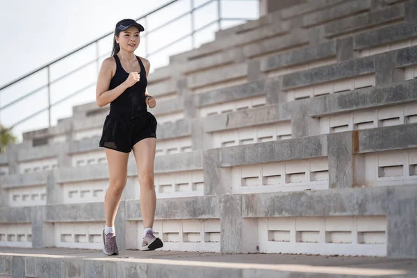 Una Mujer Asiática Adulta Sana Corriendo Las Escaleras Hormigón Del —  Fotos de Stock