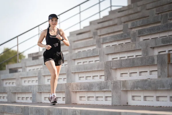 Una Mujer Asiática Adulta Sana Corriendo Las Escaleras Hormigón Del —  Fotos de Stock