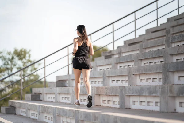 Una Mujer Asiática Adulta Sana Corriendo Las Escaleras Hormigón Del —  Fotos de Stock