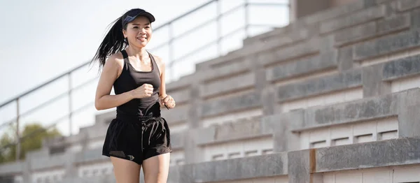 Здорова Жінка Азії Біжить Бетонних Сходах Міському Стадіоні Щоб Зміцнити — стокове фото