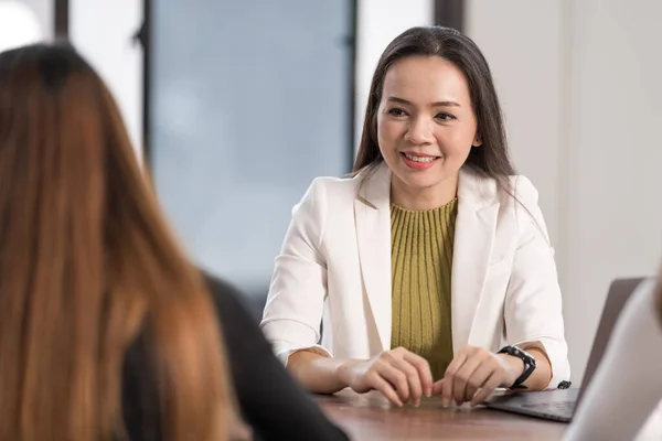 Jonge Aziatische Studenten Hebben Ontmoetingen Met Een Leraar Adviseur Een — Stockfoto