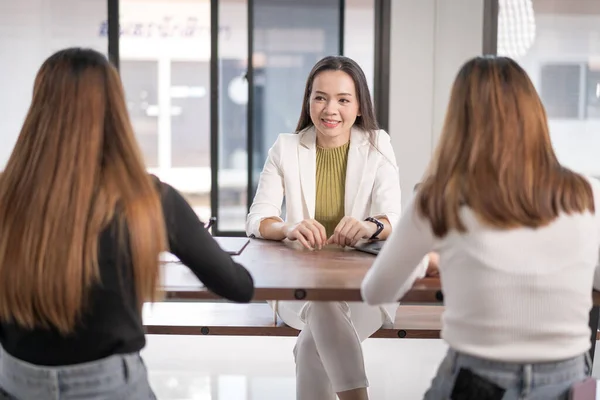 Jonge Aziatische Studenten Hebben Ontmoetingen Met Een Leraar Adviseur Een — Stockfoto