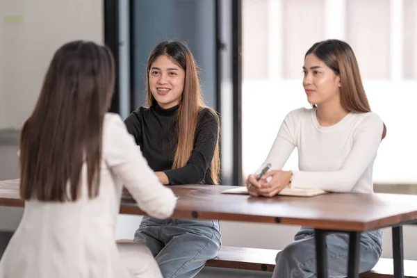 Giovani Studenti Universitari Asiatici Hanno Incontri Con Consulente Insegnante Tutor — Foto Stock