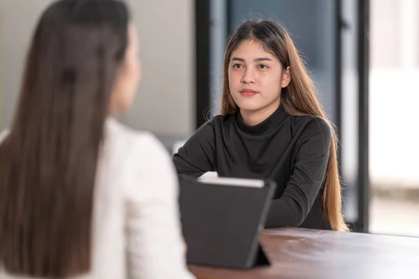 Jonge Aziatische Studenten Hebben Ontmoetingen Met Een Leraar Adviseur Een — Stockfoto