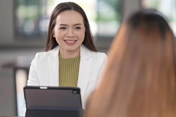 Jonge Aziatische Studenten Hebben Ontmoetingen Met Een Leraar Adviseur Een — Stockfoto