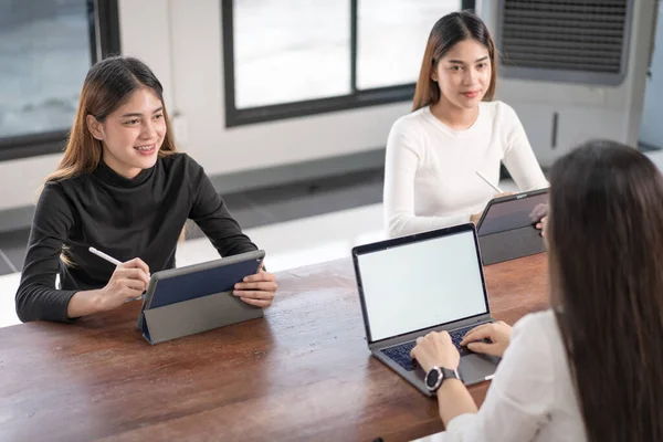 Giovani Studenti Universitari Asiatici Hanno Incontri Con Consulente Insegnante Tutor — Foto Stock