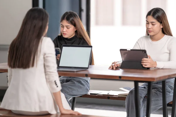 Giovani Studenti Universitari Asiatici Hanno Incontri Con Consulente Insegnante Tutor — Foto Stock