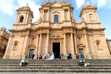 Gelin, tören için kilise kapısına geliyor. Noto, İtalya, 22 Eylül 2025.