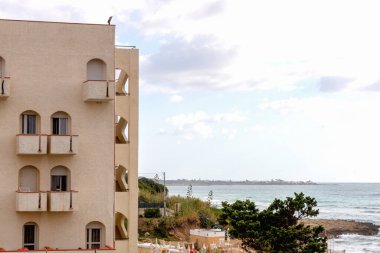 Gökyüzü ve panoramik denizi olan büyüleyici bir otel.