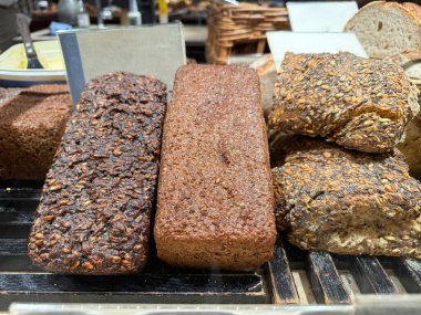 Rahat, sağlıklı bir kafede taze çavdar ekmeği.