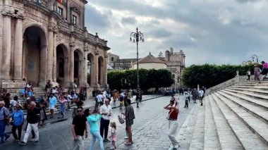 Restoran ve turistlerle dolu rahat yaya sokağı - Noto, İtalya, 20 Ekim 2025 